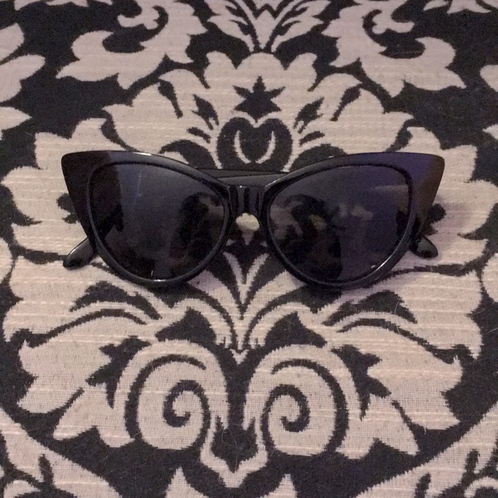🖤 Brand-New/ Unworn, Vintage-Look Cat Eye Sunnies